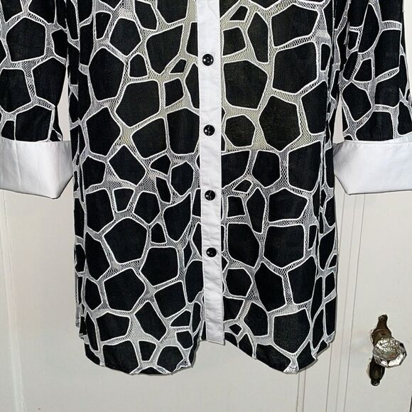 Mishca black & white cotton/polyester long button down shirt with 3/4 sleeves - Picture 3 of 10